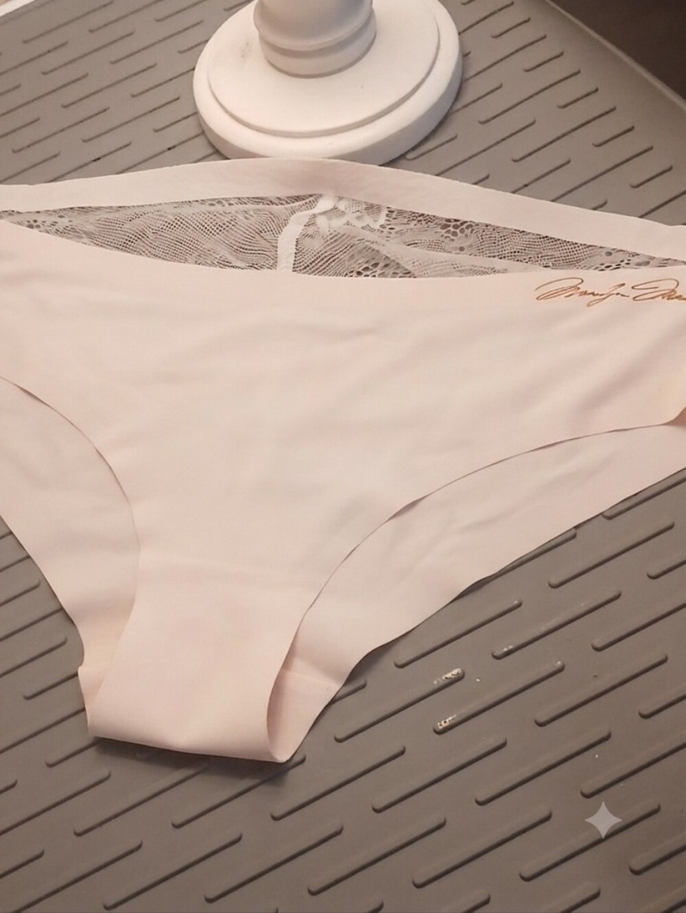 NWT Marilyn Monroe Blush Nude Seamless Thong Panty with Back Lace Size L